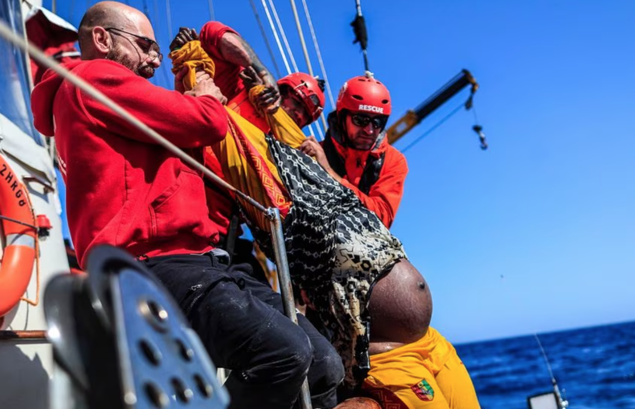 El rescate que evitó la muerte de 47 personas en el Mediterráneo: “Abre los ojos y tose, no dejes de toser”