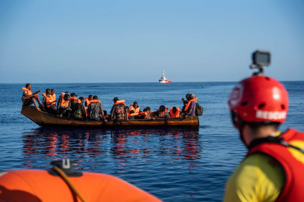 Open Arms assiste quasi un migliaio di persone  in un Mediterraneo in piena emergenza umanitaria